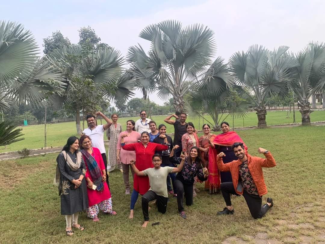 Participants posing at Shilpi Goel's workshop on healthy cooking, yoga, motivation, and fitness in Raipur